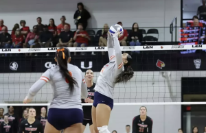 Maeva sets the ball during SU's game vs Louisville